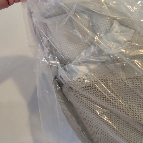 WILDFOX Silver Duffle Bag ,Carry On Luggage , Gym Bag NWT! - Picture 11 of 11